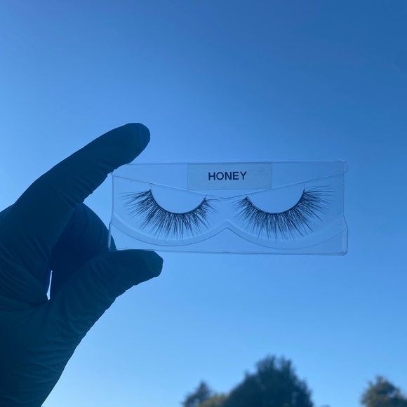 Lashes - Picture 2 of 10